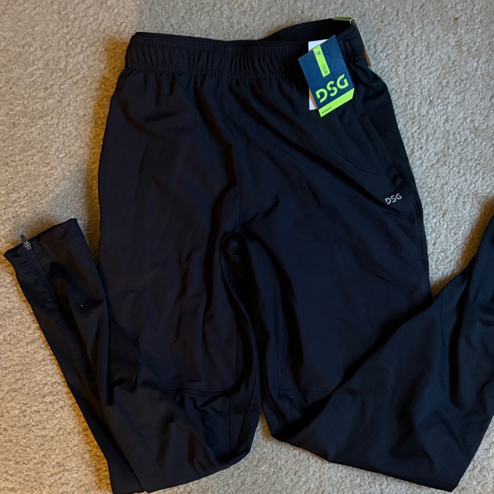DSG men winter run taper pants .. small NWT
